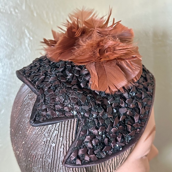 CHARMING 1950\'s BROWN/BLACK STRAW/FABRIC/SEQUIN CAP + RUST FEATHERS main image 6